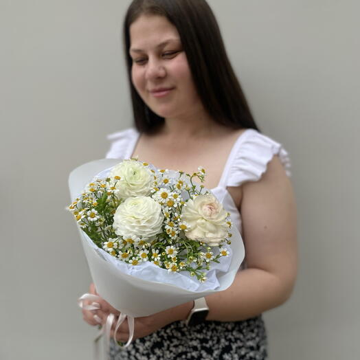 Мини букет ромашек и ранункулюсов