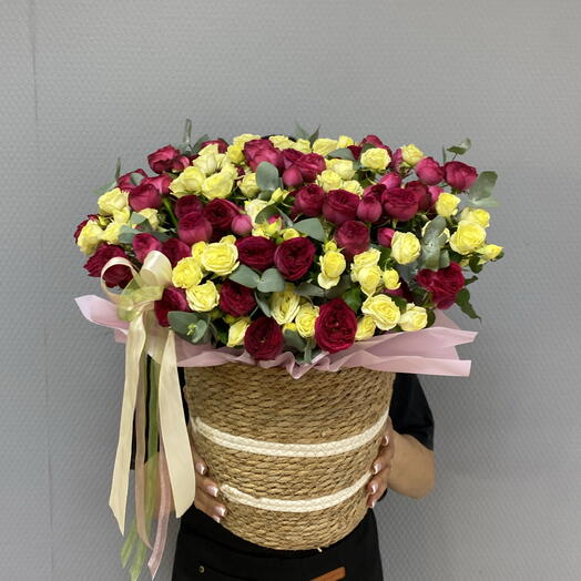 Кустовые розы 🌹 в корзине