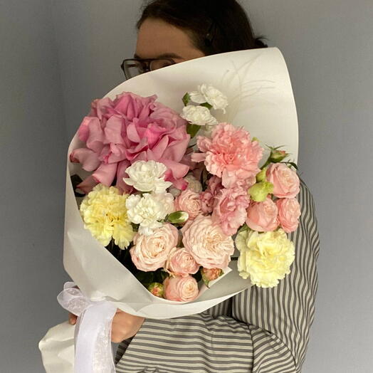 Цветы в конверте🤍 Букет из роз и  диантусов🌼