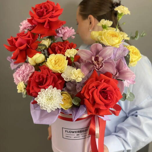 Коробка с цветами 704 с розами и орхидеями
