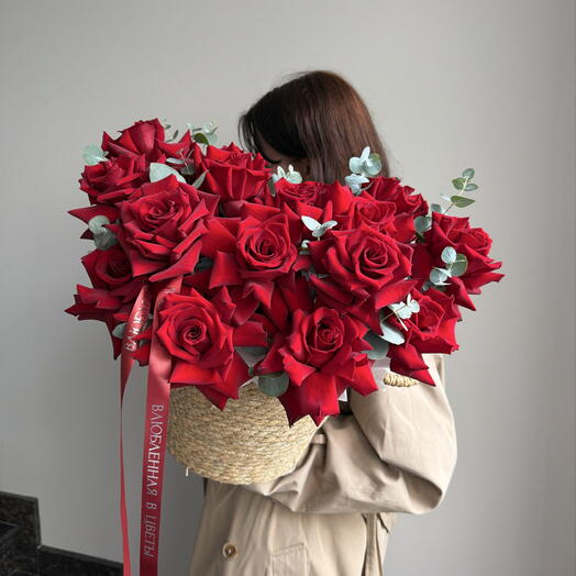 Ажурные розы красные в корзине