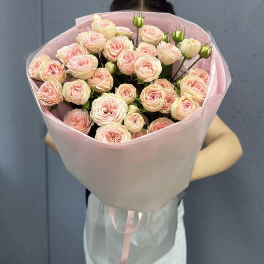 Букет из нежных пионовидных роз кустовых