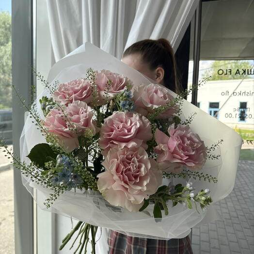 Букет французских роз с незабудками