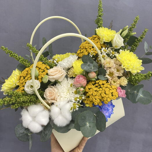 Корзинка из хризантем,эустомы,пижмы,ромашки,роз кустовых
