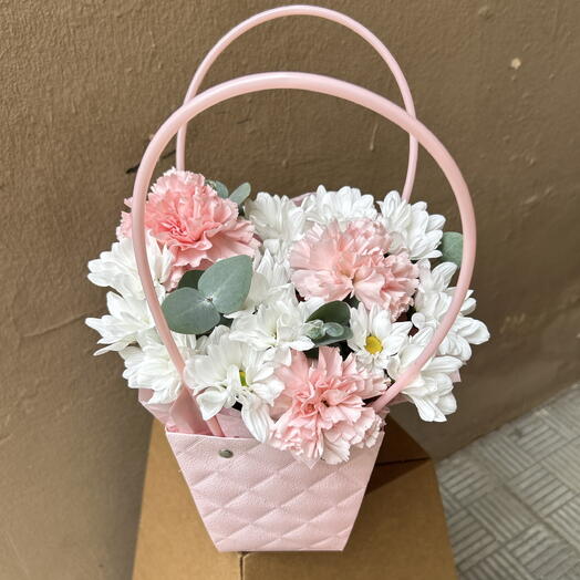 Сумочка с диантусами, хризантемой ромашка и эвкалиптом🌺