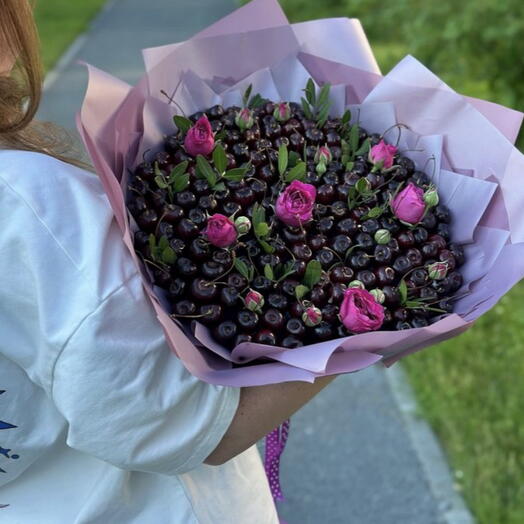 Букет из черешни и кустовых роз