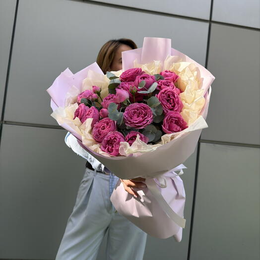 Exclusive букет «Lady Vibes💝яркий микс для той, кто любит быть в центре внимания»из кустовых роз с ароматным эвкалиптом💚