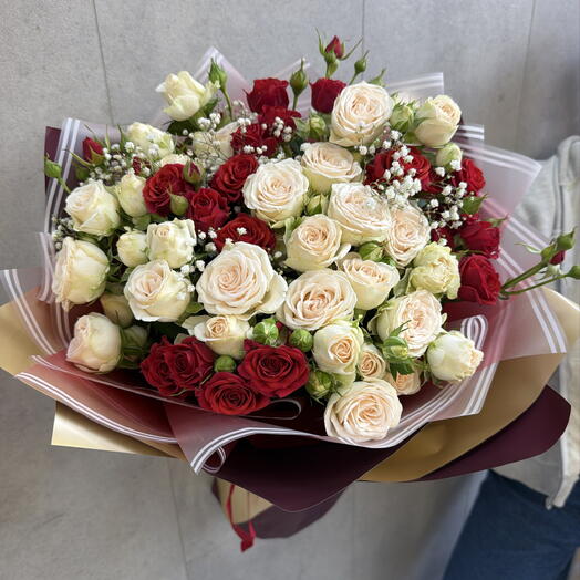 Букет из кустовых роз