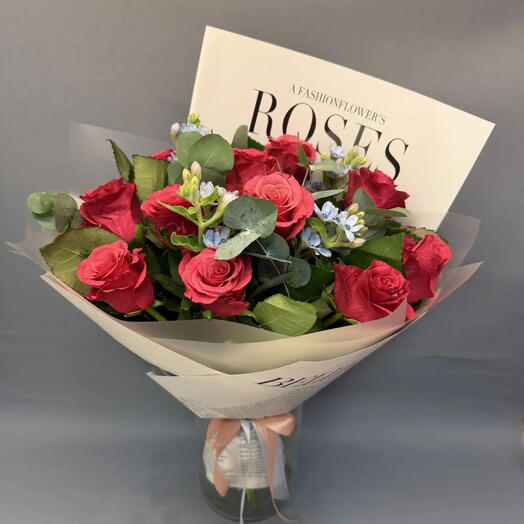 Малиновая роза и эвкалипт 💗Розы