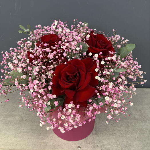 Нежный композиция из роз и гипсофили 🌺