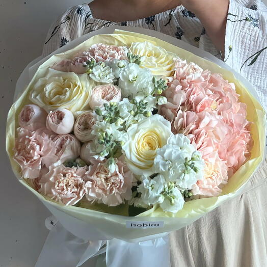 Букет нежный с гортензией, маттиолой и пионовидными кустовыми розами 🌸