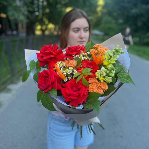 Букет из французских роз и ромашек