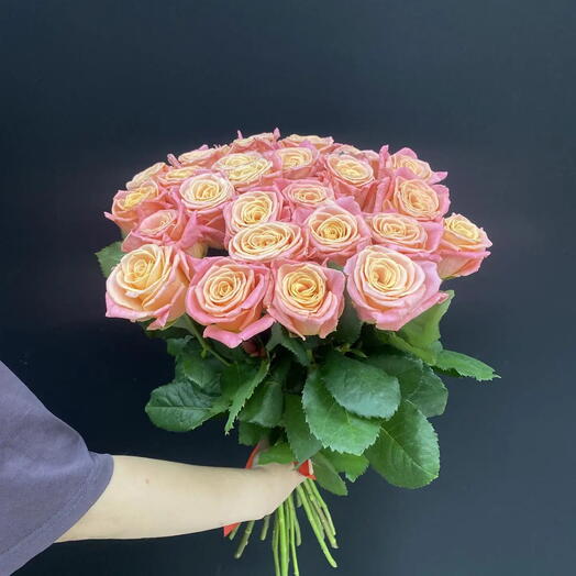 Букет из 25 роз "Miss Piggy"
