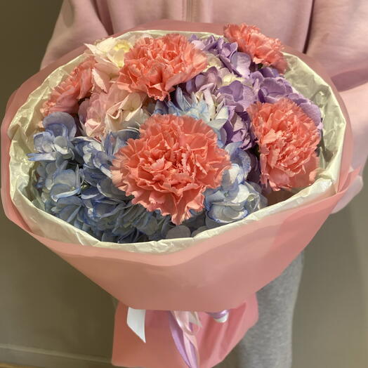 Яркий букет из гортензии и диантусов🌸💐🌸