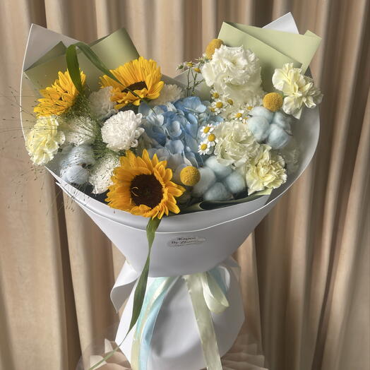 Букет с голубой гортензией, подсолнухами и эустомой🌻