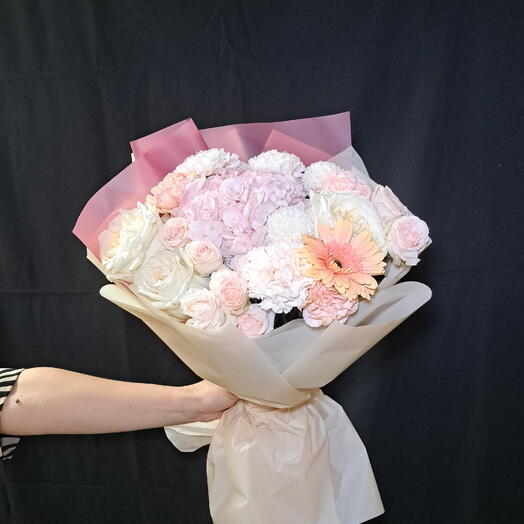 Нежный букет из гортензии, герберы, диантусов и роз