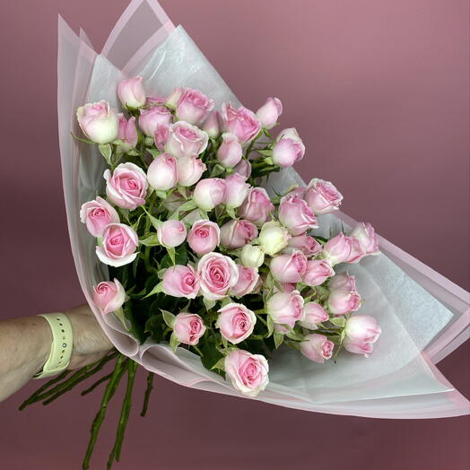Букет розовых кустовых роз 🌹