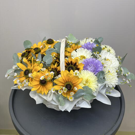 Корзина с подсолнухами, астрами, ромашками и эвкалиптом 🌻