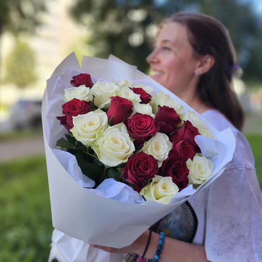 25 роз микс в оформлении