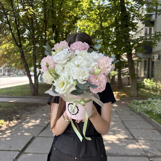 Композиция с эустомой и георгинами