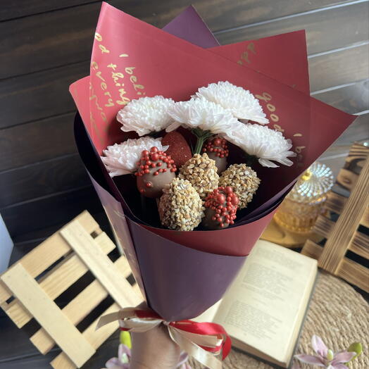 Клубничный букет с хризантемой