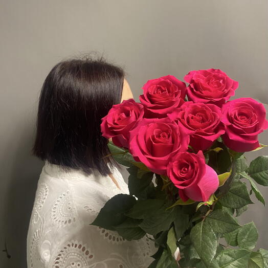 7 малиновых роз 70 см