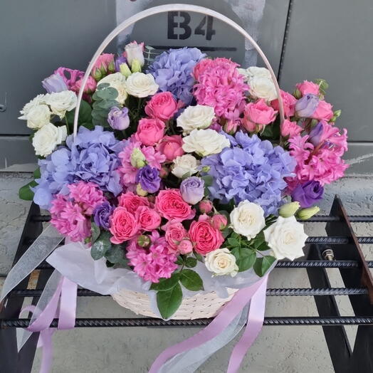 Корзина из кустовых роз, гиацинтов, эустомы и эвкалипта
