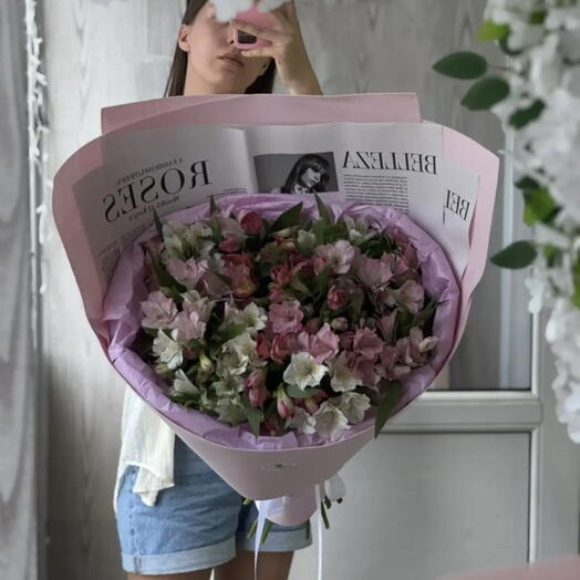 25 бело-розовых альстромерия