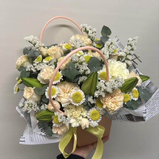 Композиция в сумочке с лилиями и кустовыми Розами