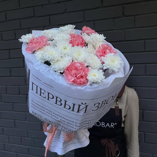 Букет учителю из кустовой хризантемы и диантусов