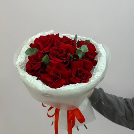 Букет из 7 роз и эвкалипта на 1 сентября