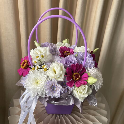 яркая цинния, хризантемы и эустома в лавандовой сумочке 💜