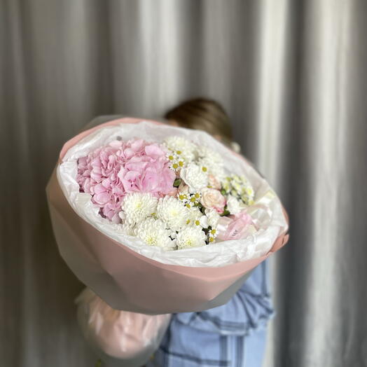 Букет с розовой гортензией и кустовой хризантемой