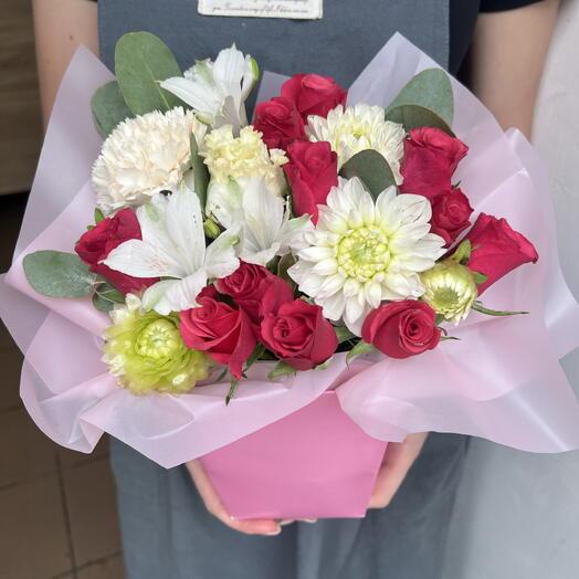 Композиция из кустовых роз, альстромерий, георгинов