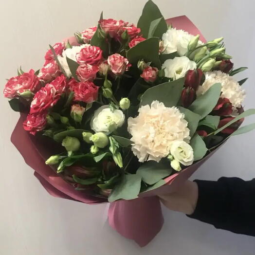 Роскошный букет из разнообразных цветов с яркой кустовой розой