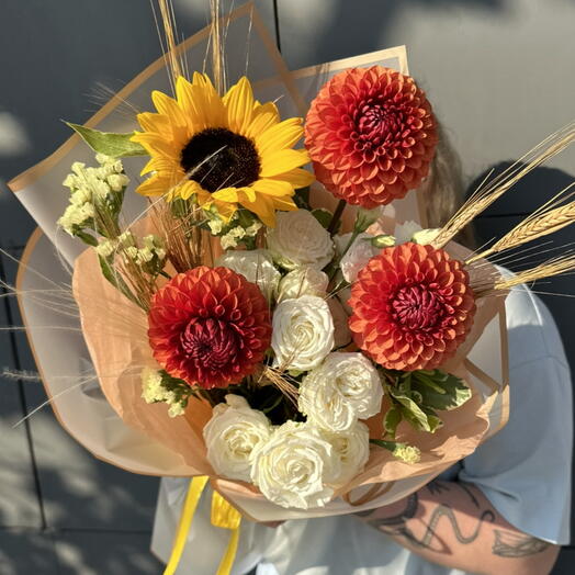 Букет подсолнух георгины белые кустовые розы «Солнечная энергия» 🧡