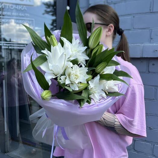 Букет с ароматной пионовидной белой лилией