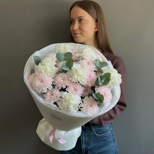 Нежный букет с розовой хризантемой и диантусами