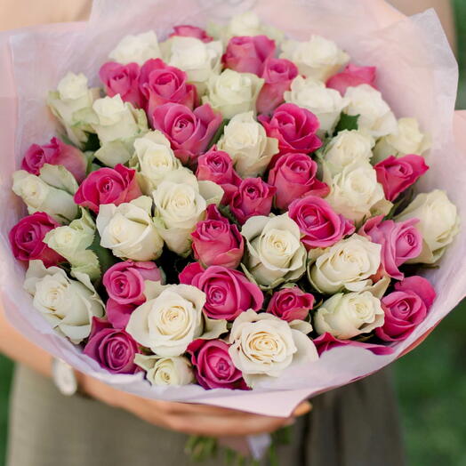 Букет из 51 белой и розовой розы 35-40 см (Кения) в кремовой пленке