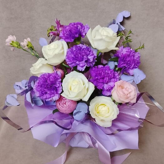 Композиция из роз и диантусов 💜🤍