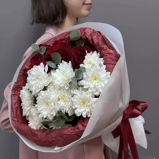 Букет из красных роз с эвкалиптом и кустовой хризантемы