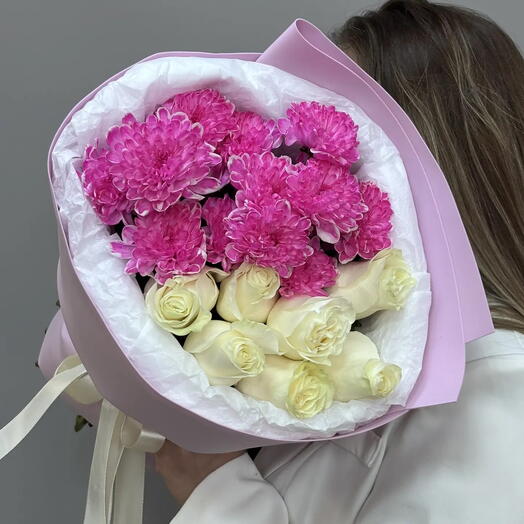 Букет из розовой хризантемы и белых эквадорских роз