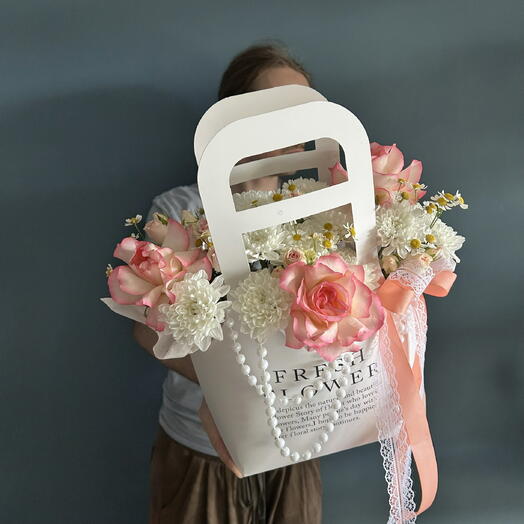 Композиция из французских роз и хризантем🤍🌸