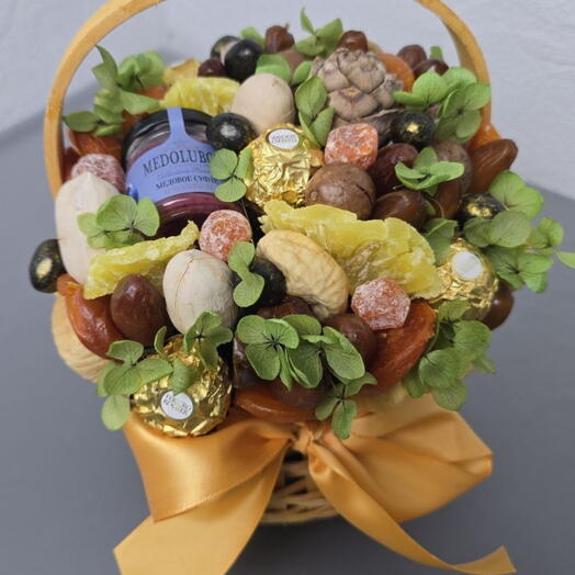 Корзина с сухофруктами, орехами, мёдом и гортензией