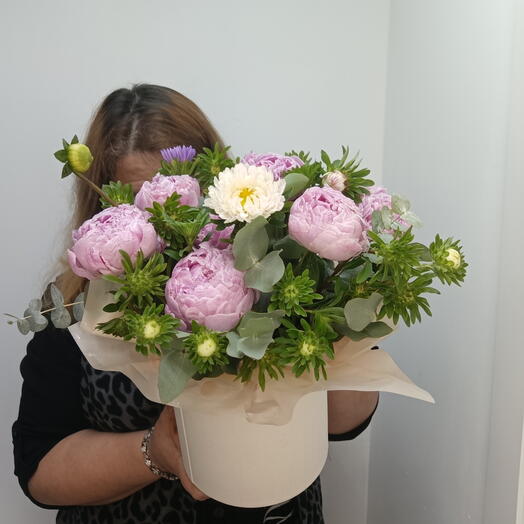 Композиция в шляпной коробке астра, пион, эвка