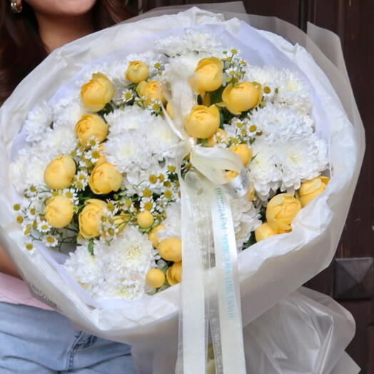 Букет с желтыми кустовыми розами