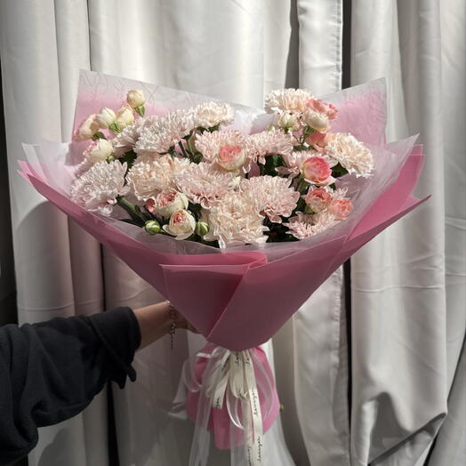 Сборный букет с кустовой розой, диантусами и хризантемой 🎀 28000