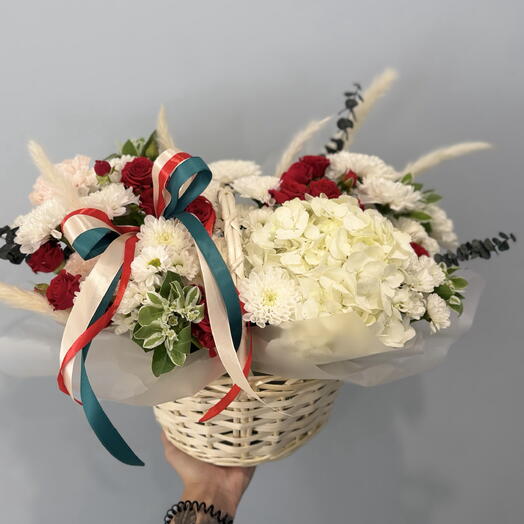 Корзина с гортензией,кустовыми розами и хризантемой