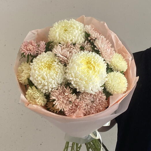 Букет с сезонными цветами - нежными астрами и хризантемами в упаковке 🌸 размер S