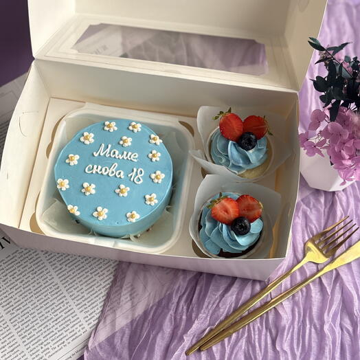 A birthday present for mom: a bento cake and two cupcakes
